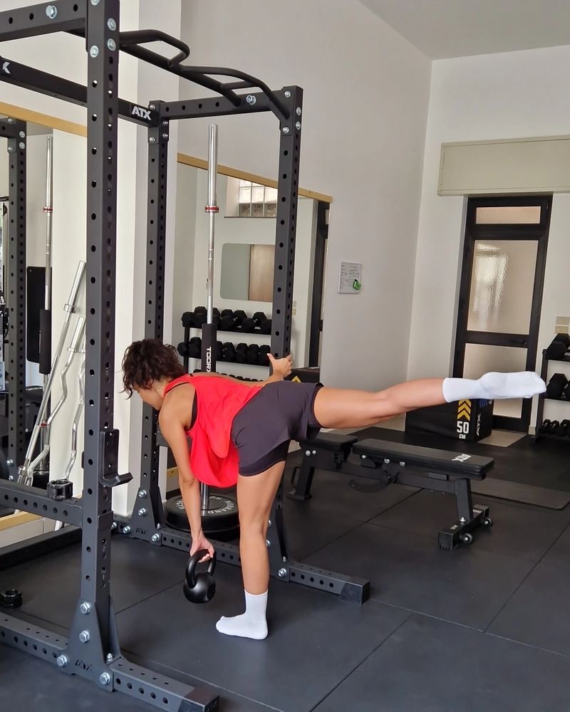 Una cliente esegue uno stacco su una gamba con kettlebell